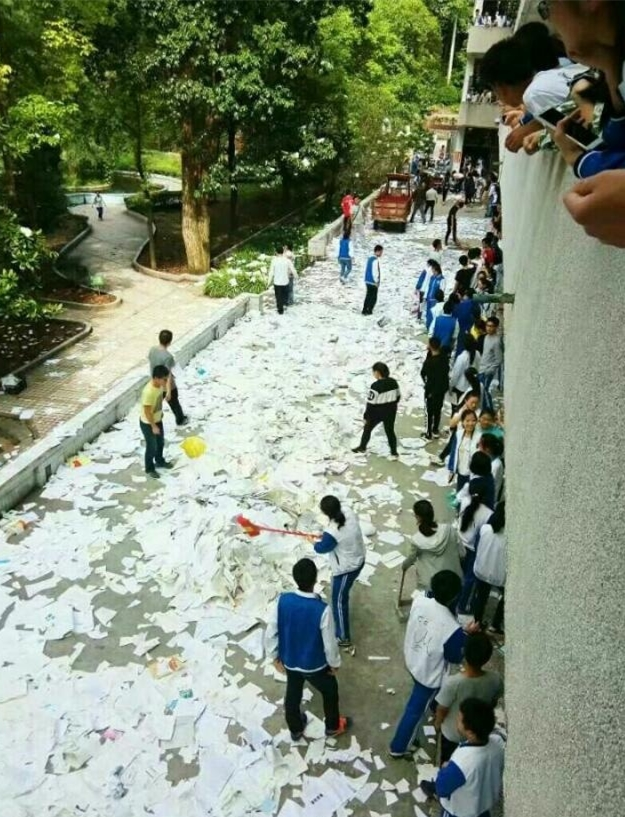 高考考场上考生撕他人试卷的行为及其后果