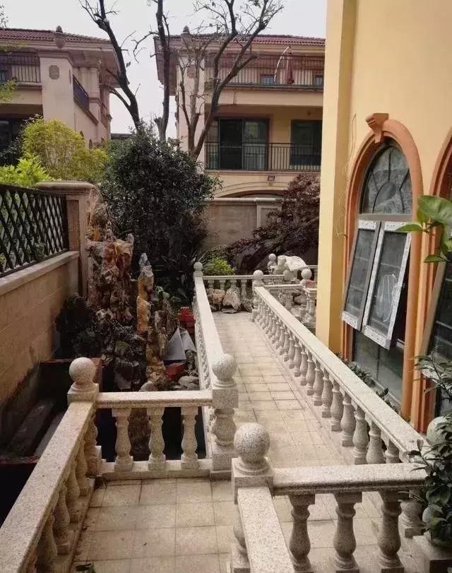 一地下室惊现大鱼池，神秘空间的探索之旅