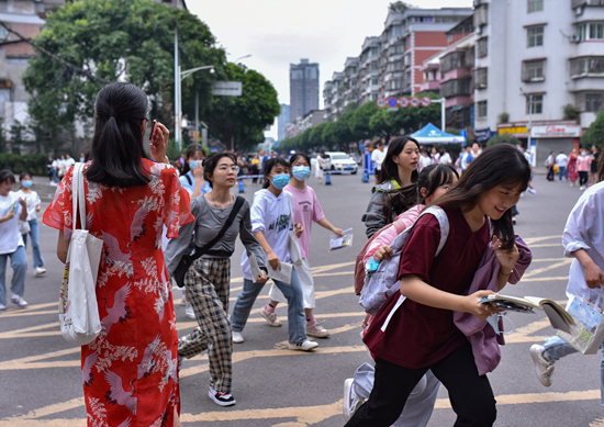 考生穿睡衣进场考试，现象背后的多元解读