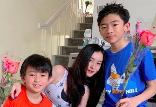 父子合照，晒出兄弟情深——一位普通家庭的温馨瞬间