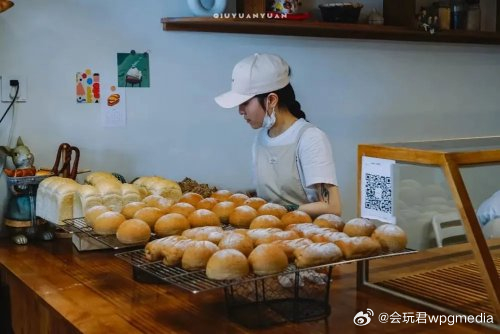百万粉丝博主回村开面包店，乡村新风尚的崛起