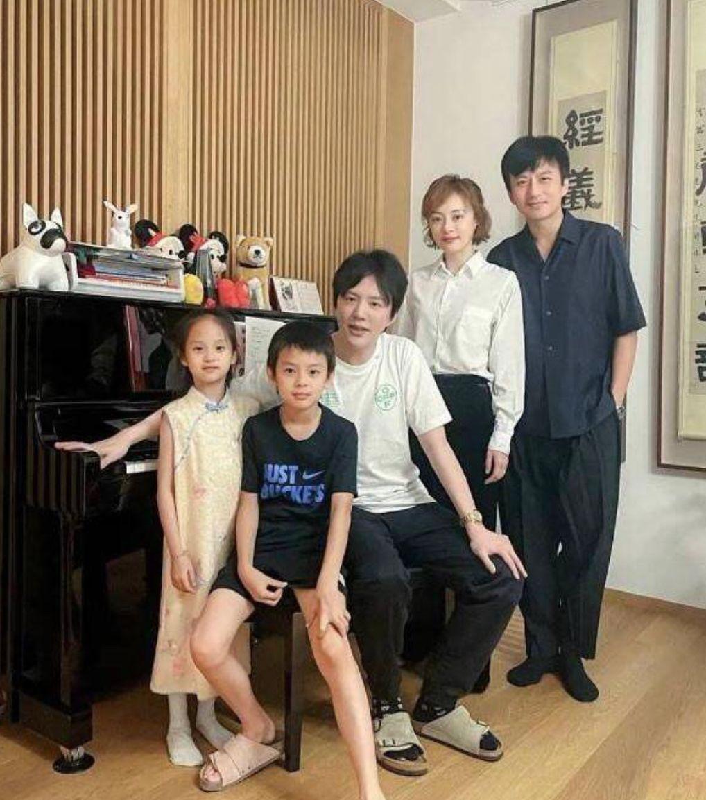 孙俪邓超一家四口海边合影，温馨画面引热议