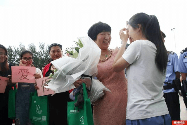爸妈烧烤花献情高考夜，女儿边哭边感温馨陪伴