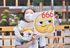 高考结束，女生决定放飞自我，绿色染发背后的故事