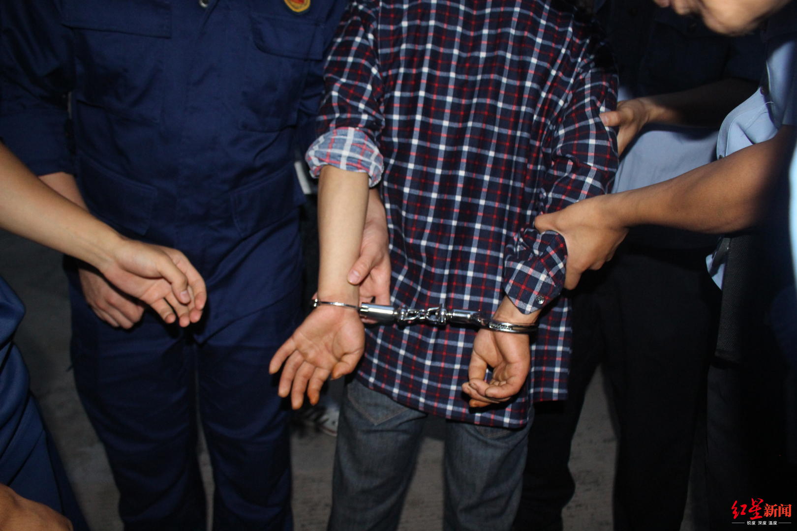 男孩被老大爷用手铐铐住事件揭秘，警方通报背后的真相