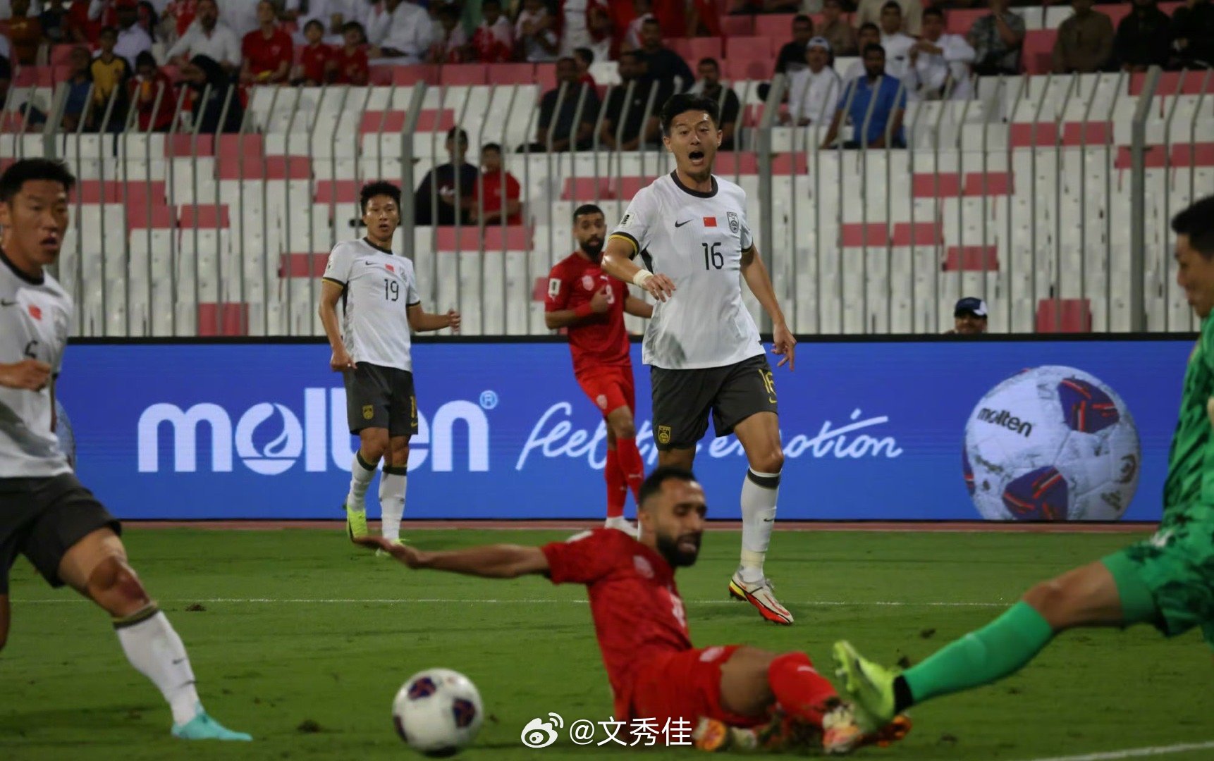 绝杀再现！国足主场一球小胜巴林，荣耀之夜！