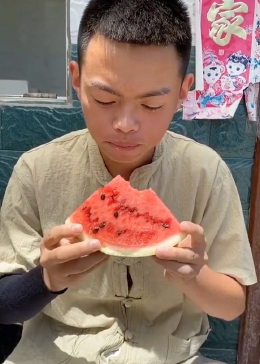 西瓜，这么会吃，和我商量了吗？