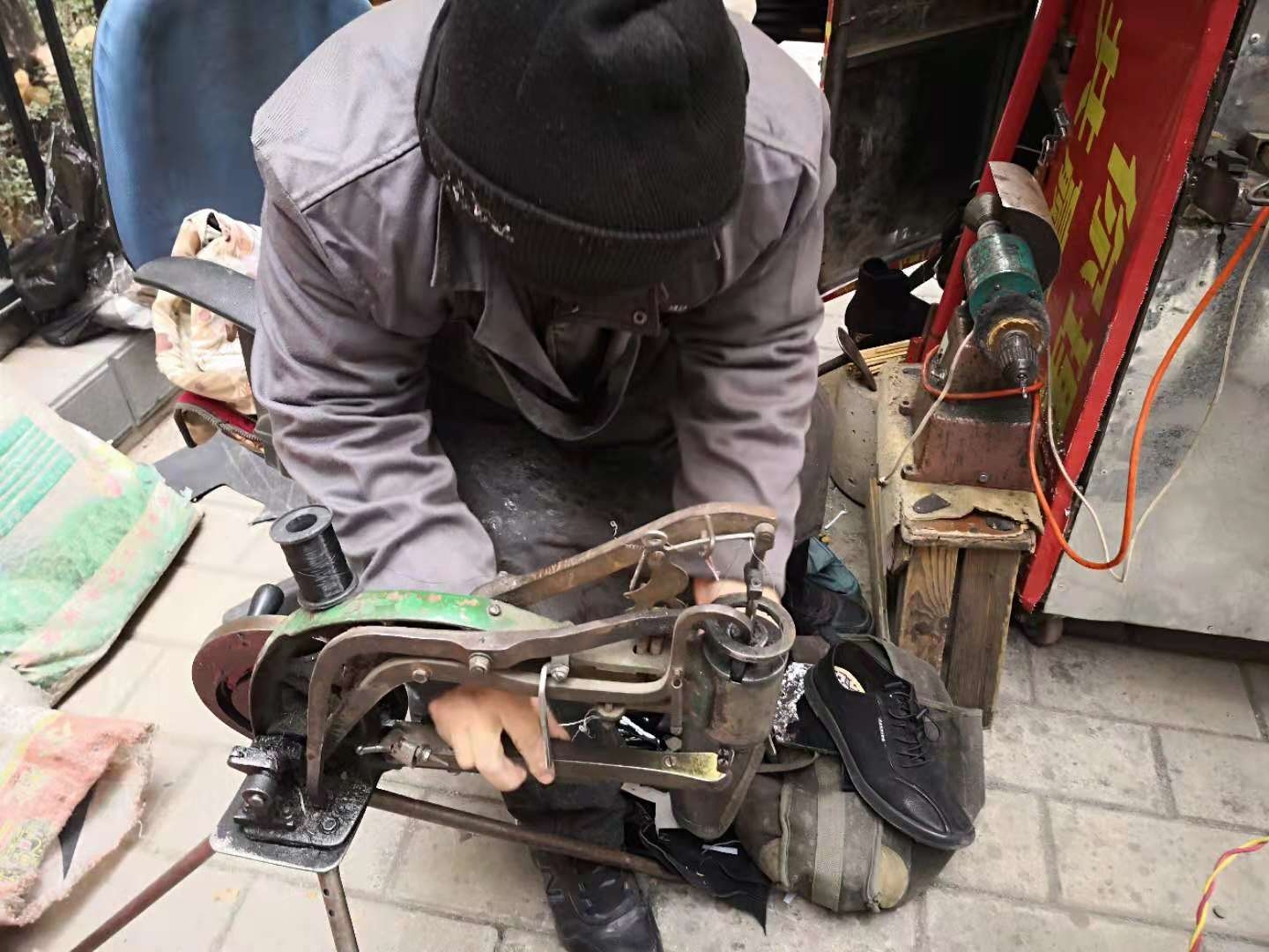 修鞋4年还清30万的励志故事