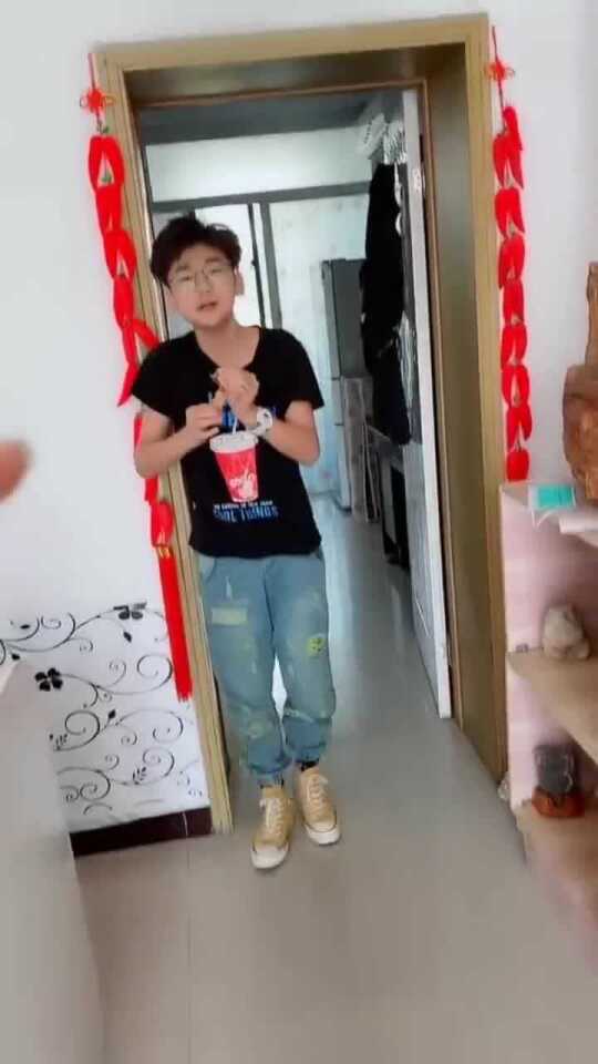 豪横弟弟万元大钞接哥哥下考，一份深厚的兄弟情