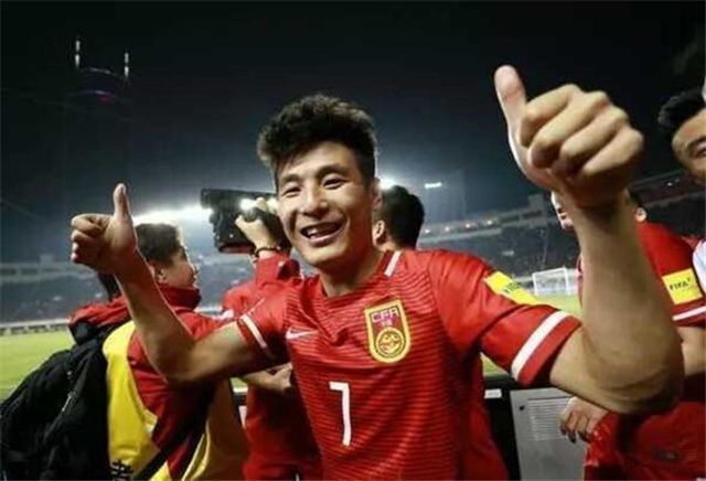 国足比赛现场，男球迷三次冲动亲女伴遭拒，引发网络热议