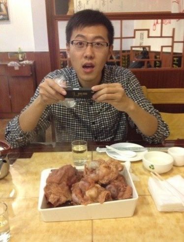 男子吃见手青中毒后竟变身凤凰侠，捋毛助人渡难关
