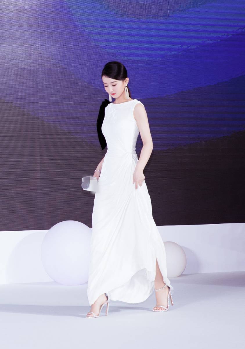 赵丽颖身着白裙现身成都活动，美轮美奂的时尚魅力