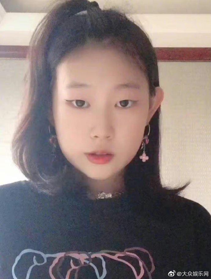 小沈阳女儿现状，成长中的新星，备受瞩目的焦点