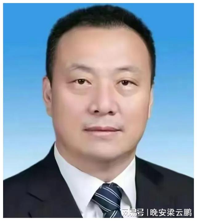主持警示大会1天后县委书记落马，权力与责任的警示钟敲响