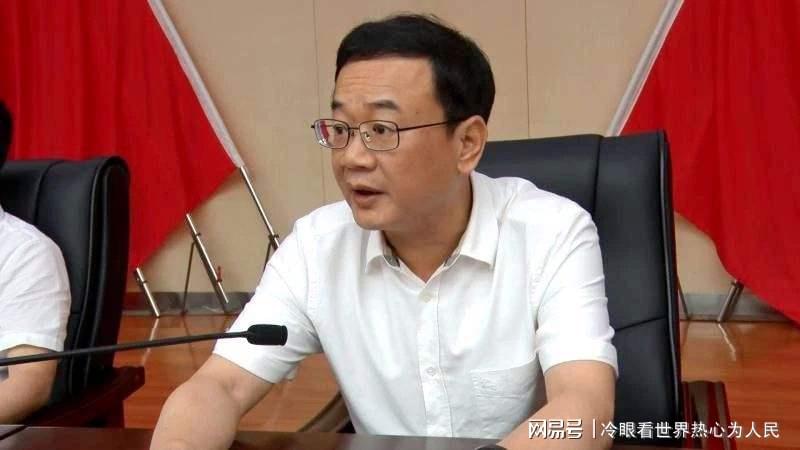 主持警示大会1天后县委书记落马，权力与责任的警示钟敲响