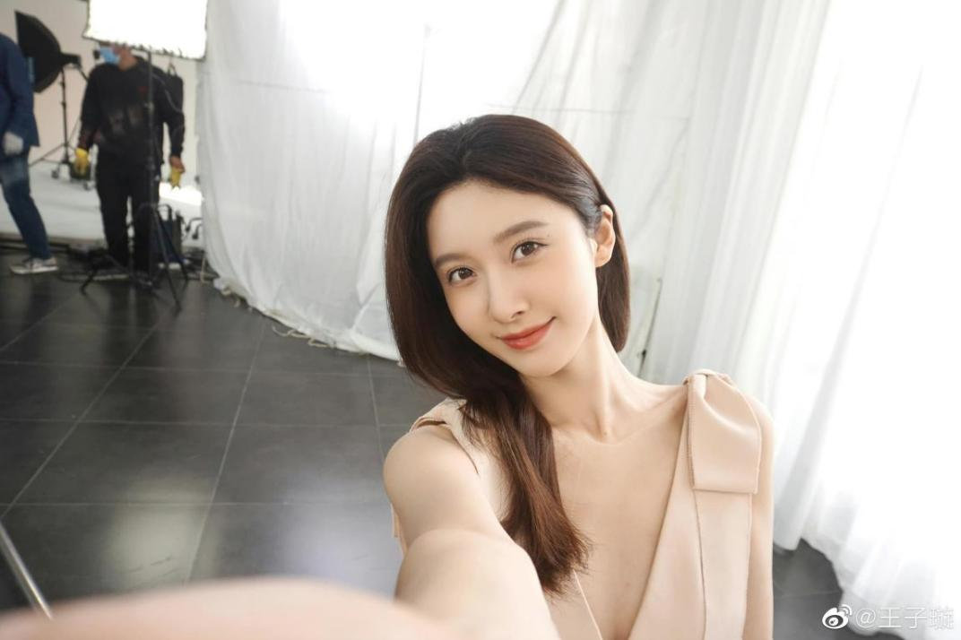 女演员王子璇浴室滑倒，暂停拍摄工作——意外背后的故事