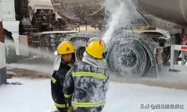 女子凌晨抱娃坐桥头，好心人报警背后的温情故事