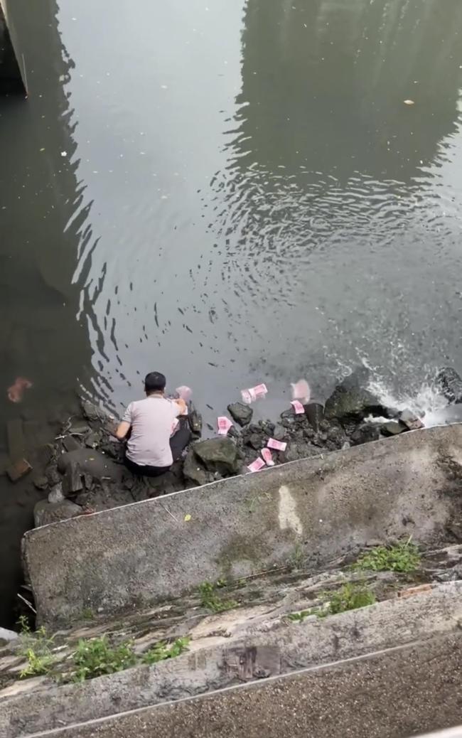 河道现大量成扎钞票，揭秘背后的神秘故事