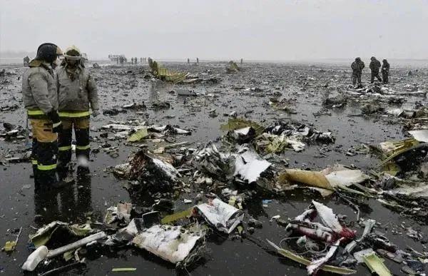 遭坠机碎片砸中身亡，一场无法挽回的悲剧