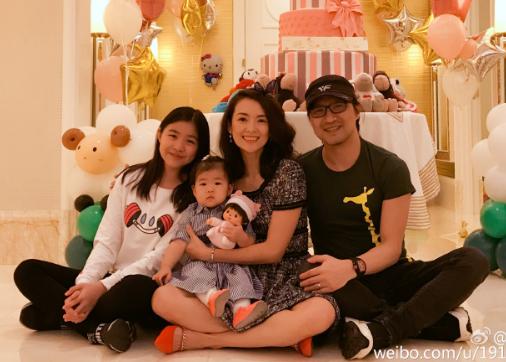 汪峰带三娃过父亲节，二女儿罕见露面——温馨家庭的幸福瞬间