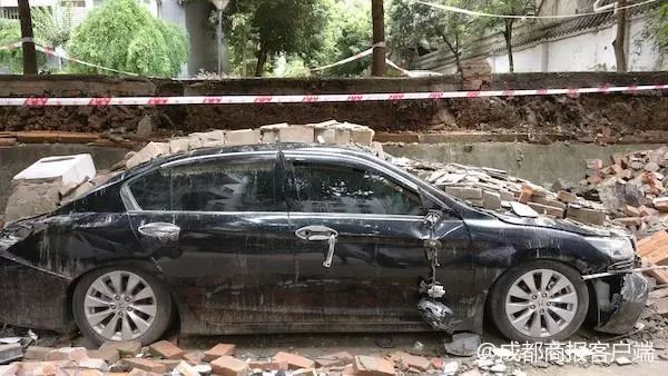 围墙倒塌砸坏车子谁负责？全面解读责任归属问题
