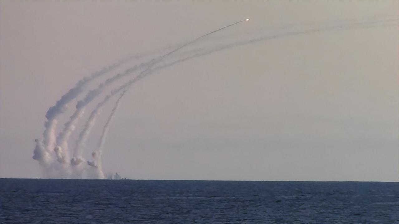 解放军在南海组织海空联合巡航的震撼瞬间