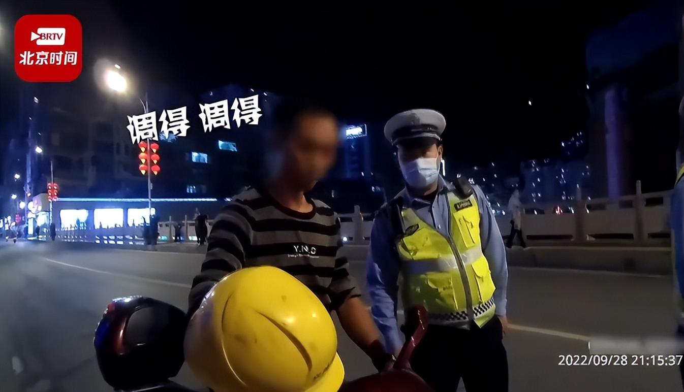 酒后的特殊搬运，三男子的推车回家之旅