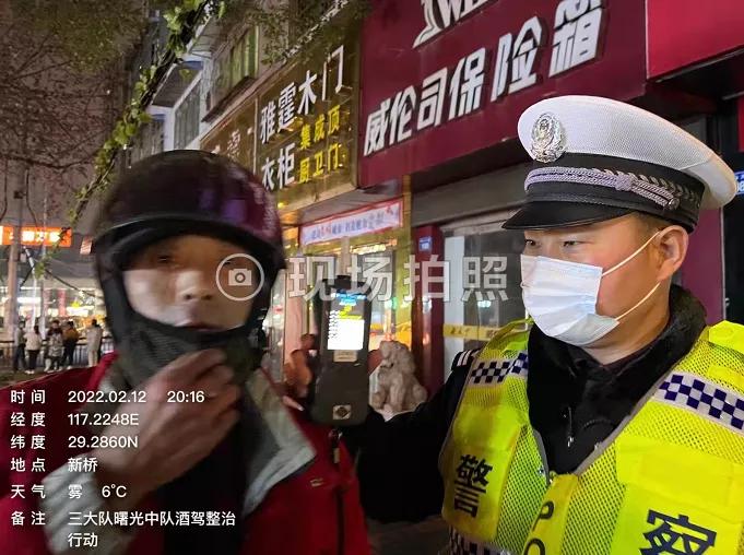 酒后的特殊搬运，三男子的推车回家之旅