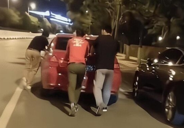 三人同行，酒后推车回家的温情故事——避免酒驾的明智之举