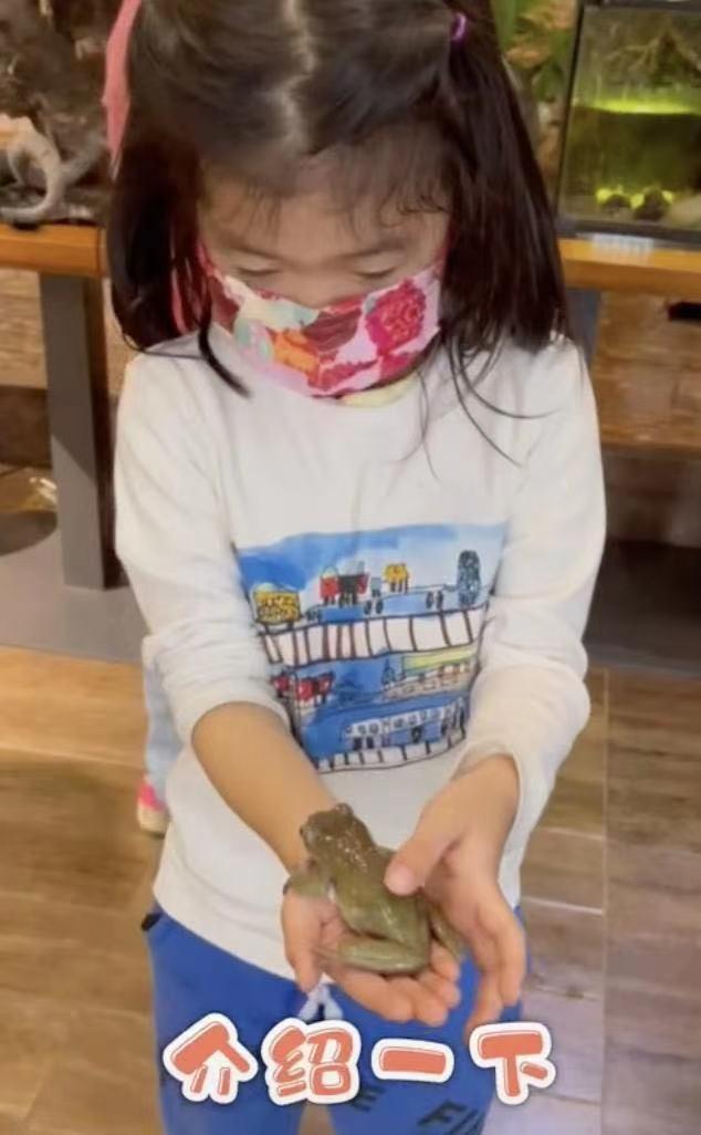 章子怡携9岁女儿醒醒亮相上影节，温馨亲子时刻引发热议