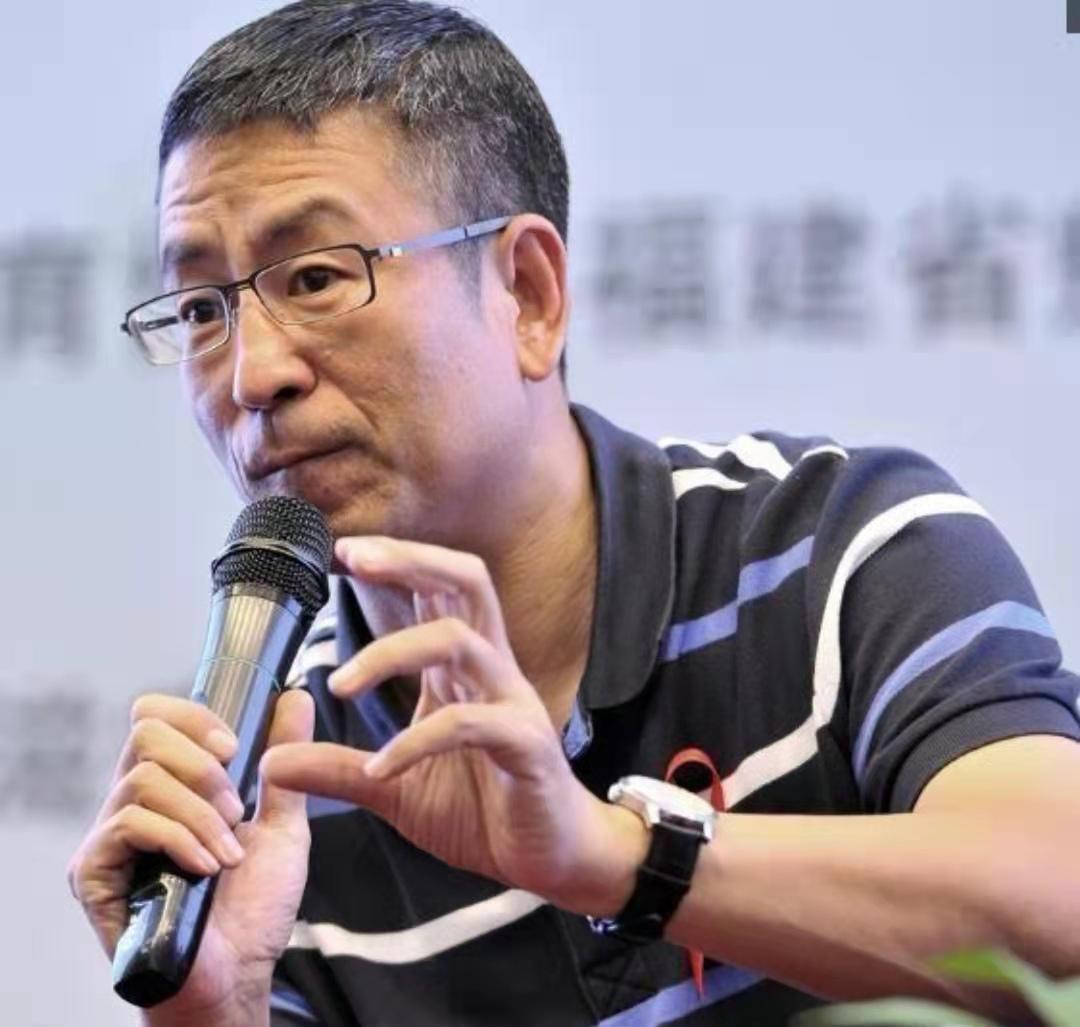 白岩松踢球摔倒不起，一场关于坚持与勇气的较量