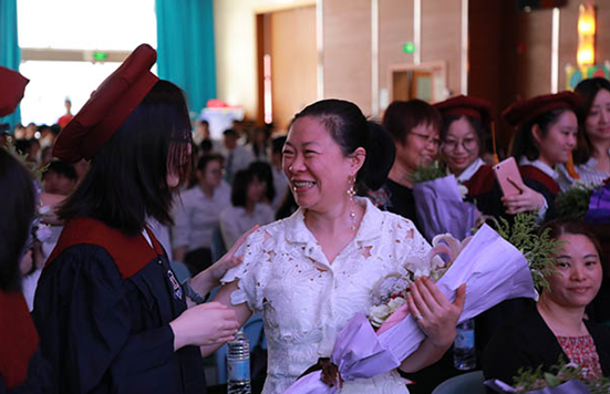 毕业典礼上，学生以束脩之礼赠予校长——传承与创新的礼仪交融