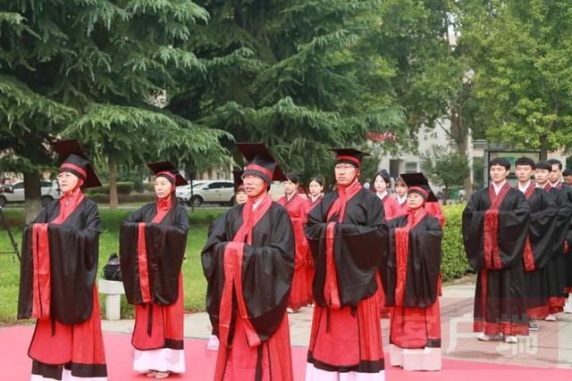 毕业典礼上，学生以束脩之礼赠予校长——传承与创新的礼仪交融