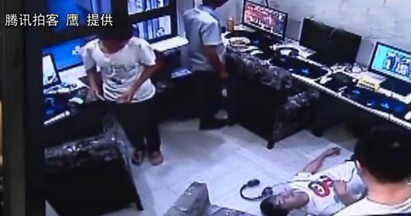 网吧通宵悲剧，男子一夜赤裸呕吐不止最终猝死