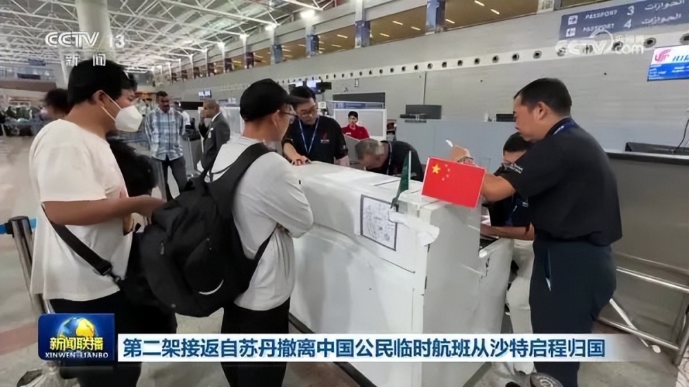 首架接返自伊朗中国公民航班抵京，归途的温暖与国家的力量
