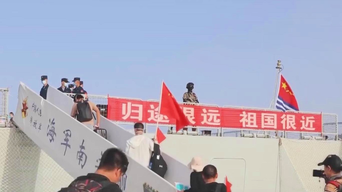 首架接返自伊朗中国公民航班抵京，归途的温暖与国家的力量