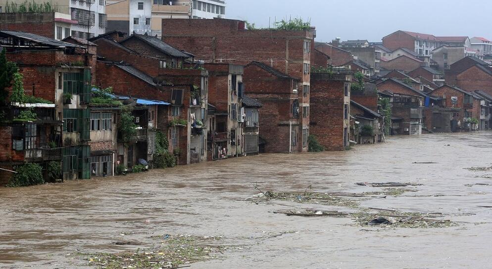 湖南暴雨致灾，地下车库惊魂时刻，三人不幸遇难