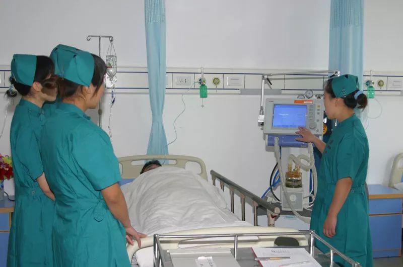 打美容针中毒进ICU，警惕美容行业的风险与规范