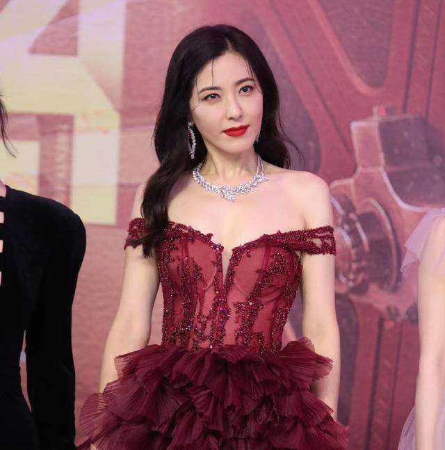 阿娇上影节红毯造型显臃肿，时尚挑战还是审美多元的体现？