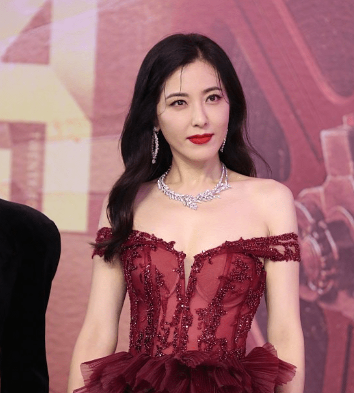 阿娇上影节红毯造型显臃肿，时尚挑战还是审美多元的体现？