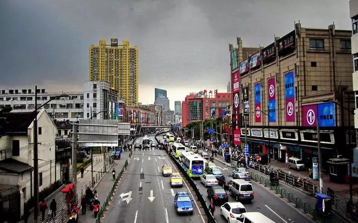 上海一商业街门头连片坍塌事件深度解析