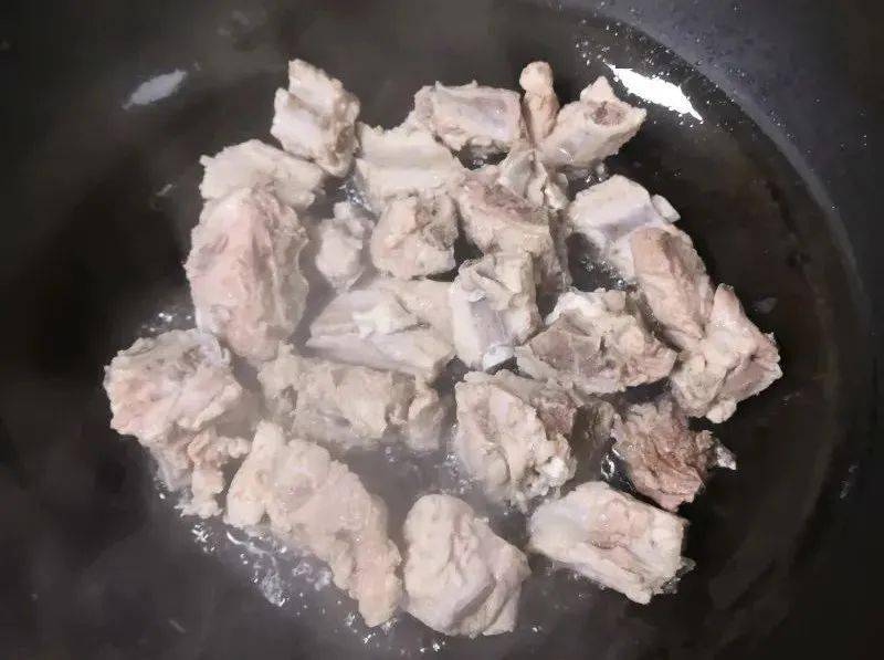 小学给孩子吃发臭排骨？官方回应