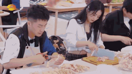 小学食堂用劣质肉事件引发关注，多人被停职