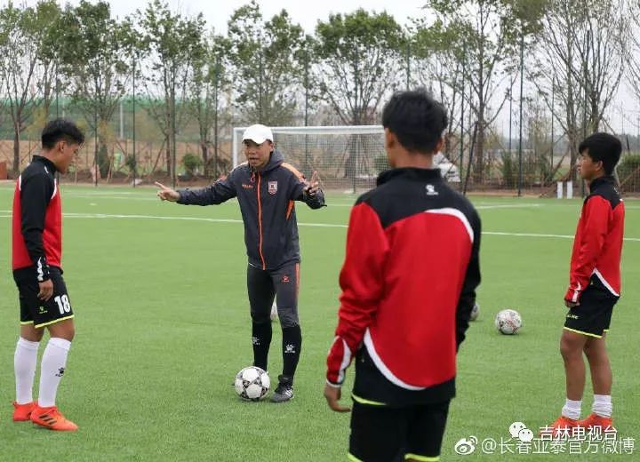 浙江一单位招聘足球教练要求博士学历，学历与专业并重的新时代趋势分析
