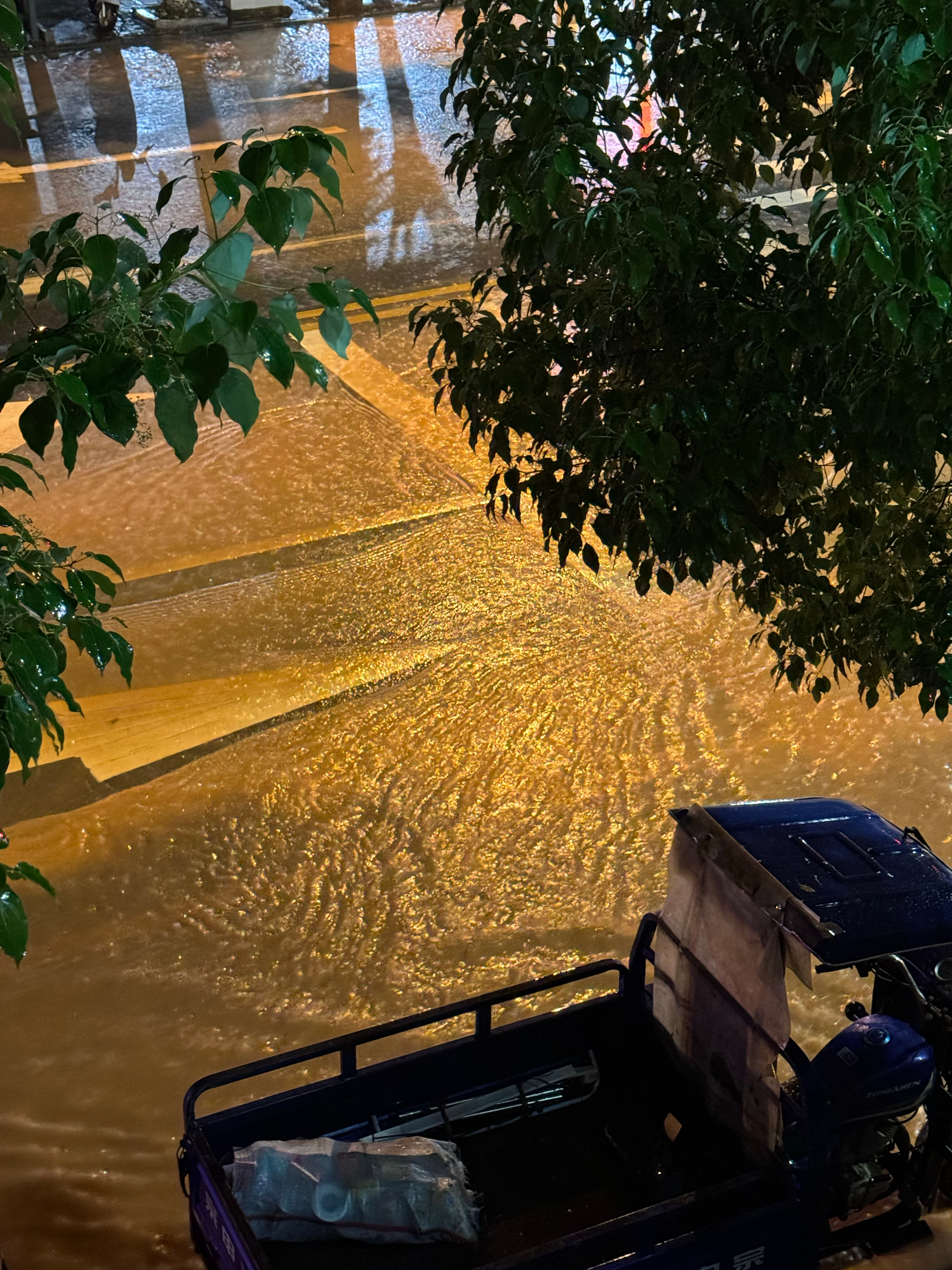 亲历者视角下的南方暴雨