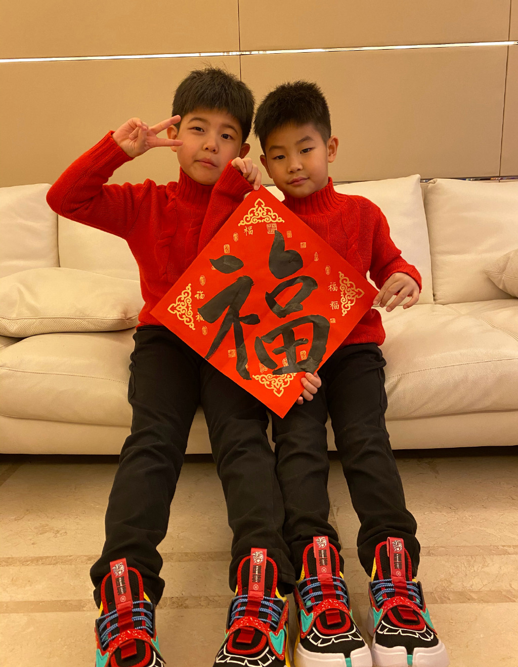 双胞胎儿子齐上特控线，爸爸开心比耶大赞