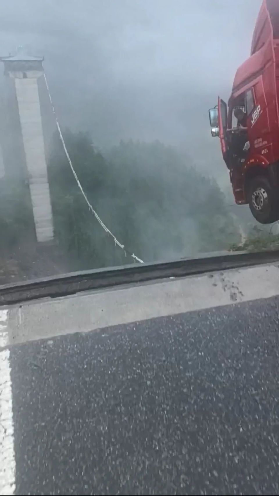 贵州塌桥悬空司机回应获救事件