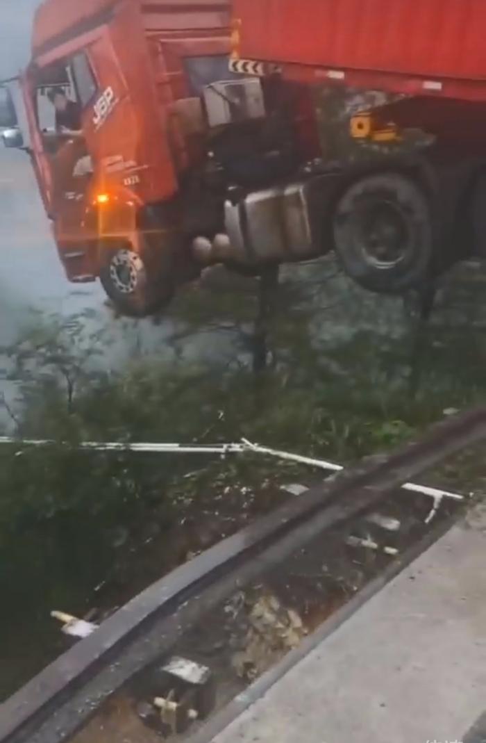 贵州塌桥悬空司机回应获救事件