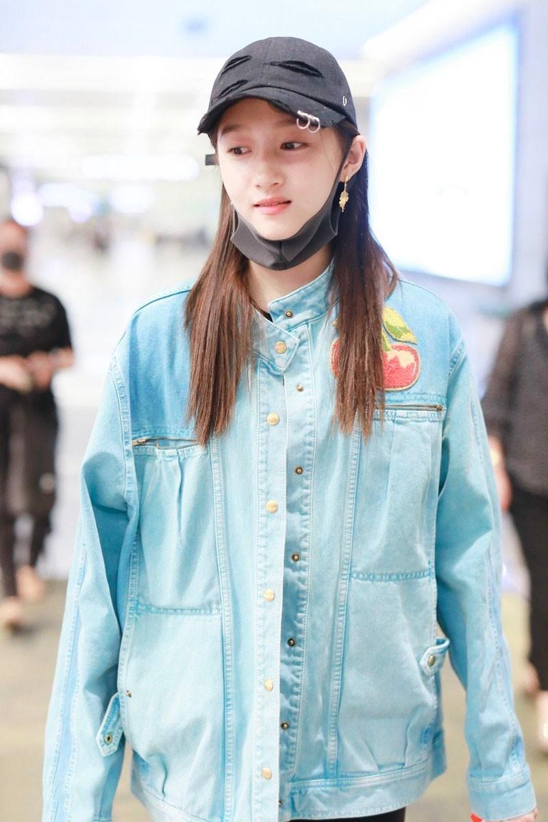 关晓彤穿对衣服了，时尚魅力的完美呈现