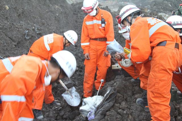 山体滑坡致十六人遇难，悲剧的警示与反思